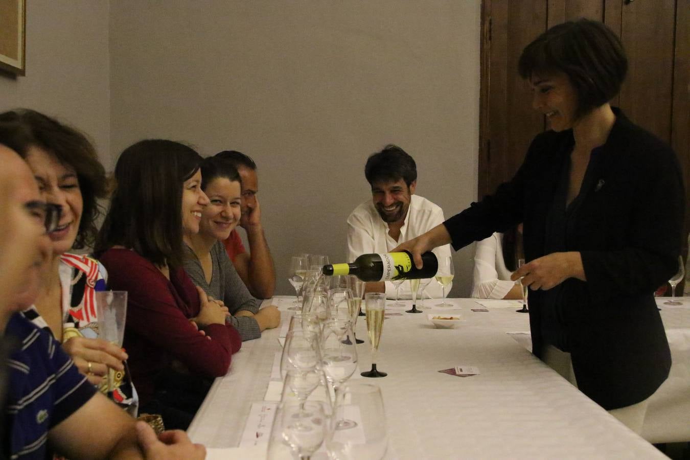 Jerez de los Caballeros celebra la tercera edición de su 'Noche en Blanco' con exposiciones, visitas turísticas, baile, cata de vinos, poesía, conciertos y talleres llenando de ocio, historia y arte diferentes rincones del municipio.