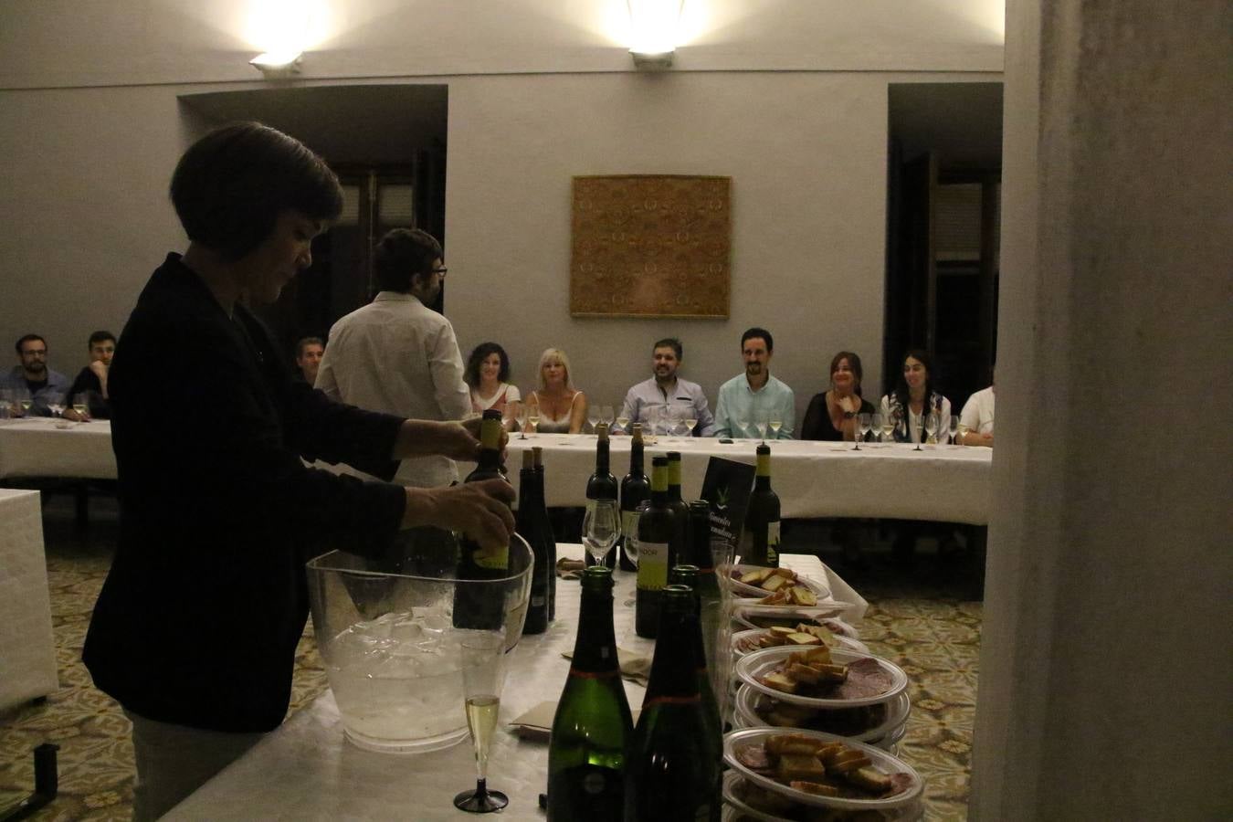 Jerez de los Caballeros celebra la tercera edición de su 'Noche en Blanco' con exposiciones, visitas turísticas, baile, cata de vinos, poesía, conciertos y talleres llenando de ocio, historia y arte diferentes rincones del municipio.