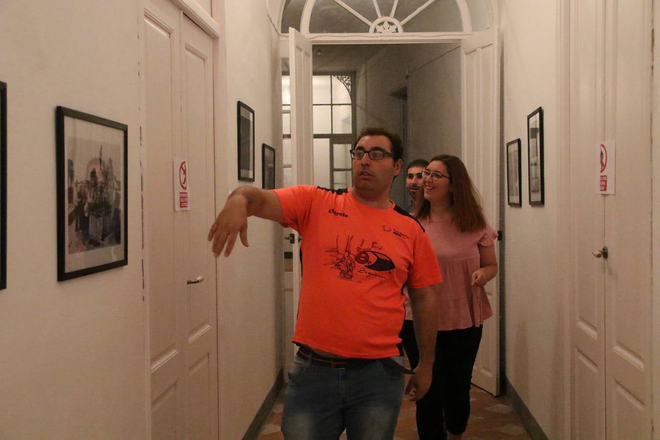 Jerez de los Caballeros celebra la tercera edición de su 'Noche en Blanco' con exposiciones, visitas turísticas, baile, cata de vinos, poesía, conciertos y talleres llenando de ocio, historia y arte diferentes rincones del municipio.