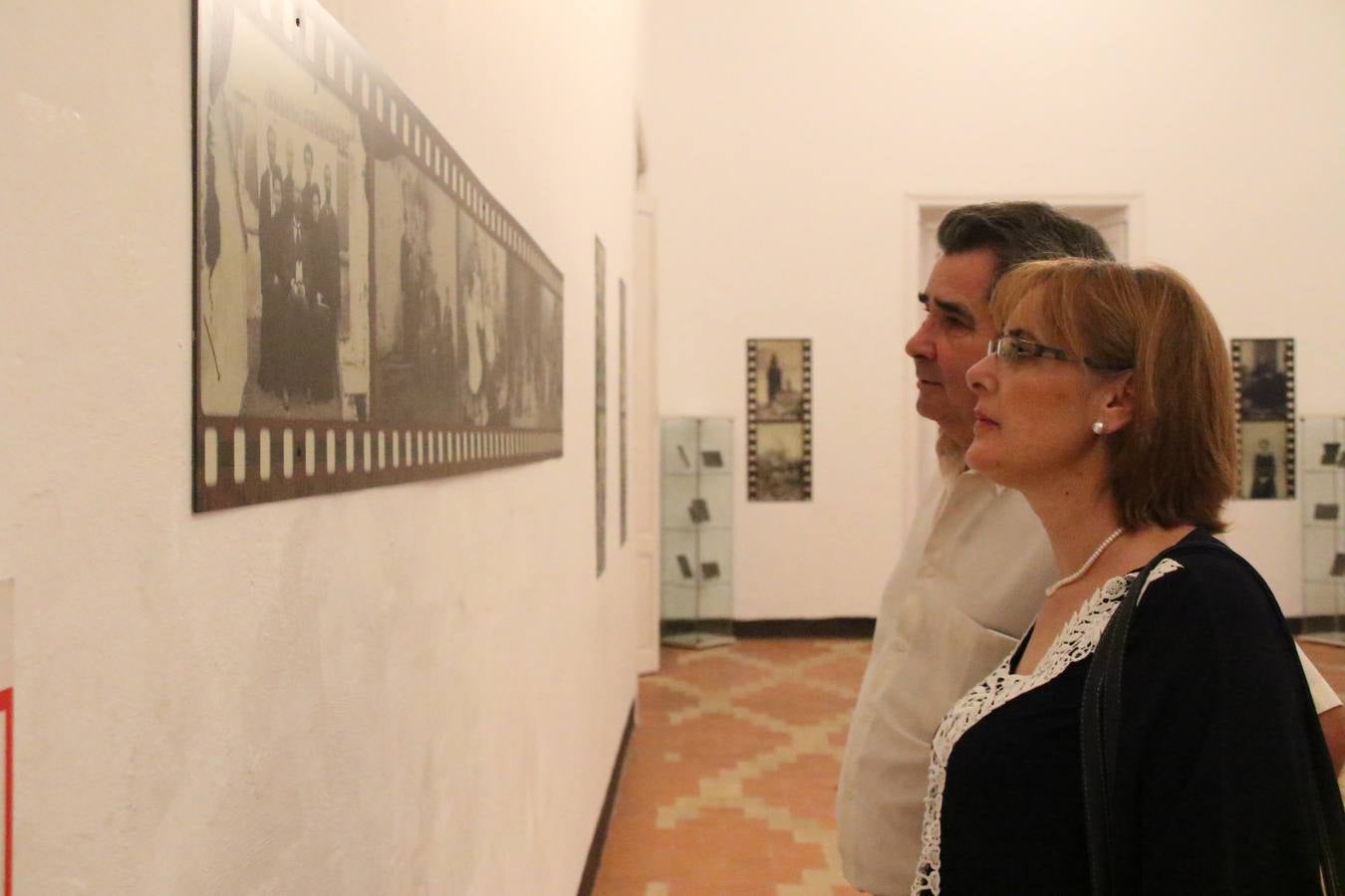 Jerez de los Caballeros celebra la tercera edición de su 'Noche en Blanco' con exposiciones, visitas turísticas, baile, cata de vinos, poesía, conciertos y talleres llenando de ocio, historia y arte diferentes rincones del municipio.
