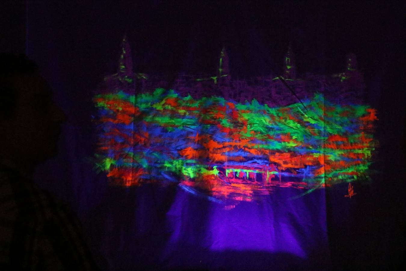 Jerez de los Caballeros celebra la tercera edición de su 'Noche en Blanco' con exposiciones, visitas turísticas, baile, cata de vinos, poesía, conciertos y talleres llenando de ocio, historia y arte diferentes rincones del municipio.