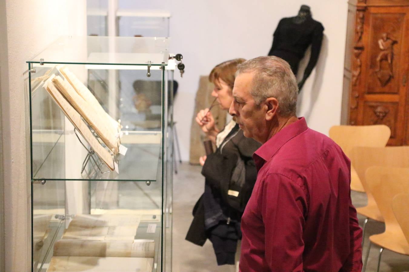 Jerez de los Caballeros celebra la tercera edición de su 'Noche en Blanco' con exposiciones, visitas turísticas, baile, cata de vinos, poesía, conciertos y talleres llenando de ocio, historia y arte diferentes rincones del municipio.
