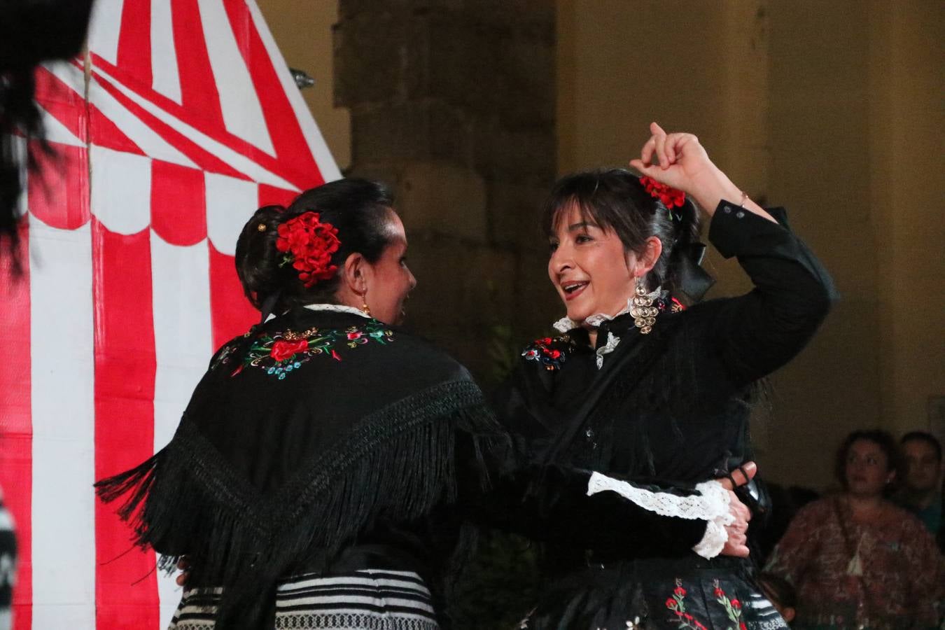 Jerez de los Caballeros celebra la tercera edición de su 'Noche en Blanco' con exposiciones, visitas turísticas, baile, cata de vinos, poesía, conciertos y talleres llenando de ocio, historia y arte diferentes rincones del municipio.