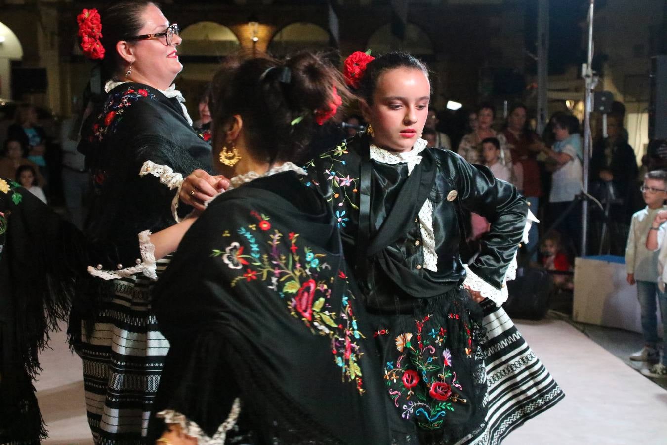 Jerez de los Caballeros celebra la tercera edición de su 'Noche en Blanco' con exposiciones, visitas turísticas, baile, cata de vinos, poesía, conciertos y talleres llenando de ocio, historia y arte diferentes rincones del municipio.