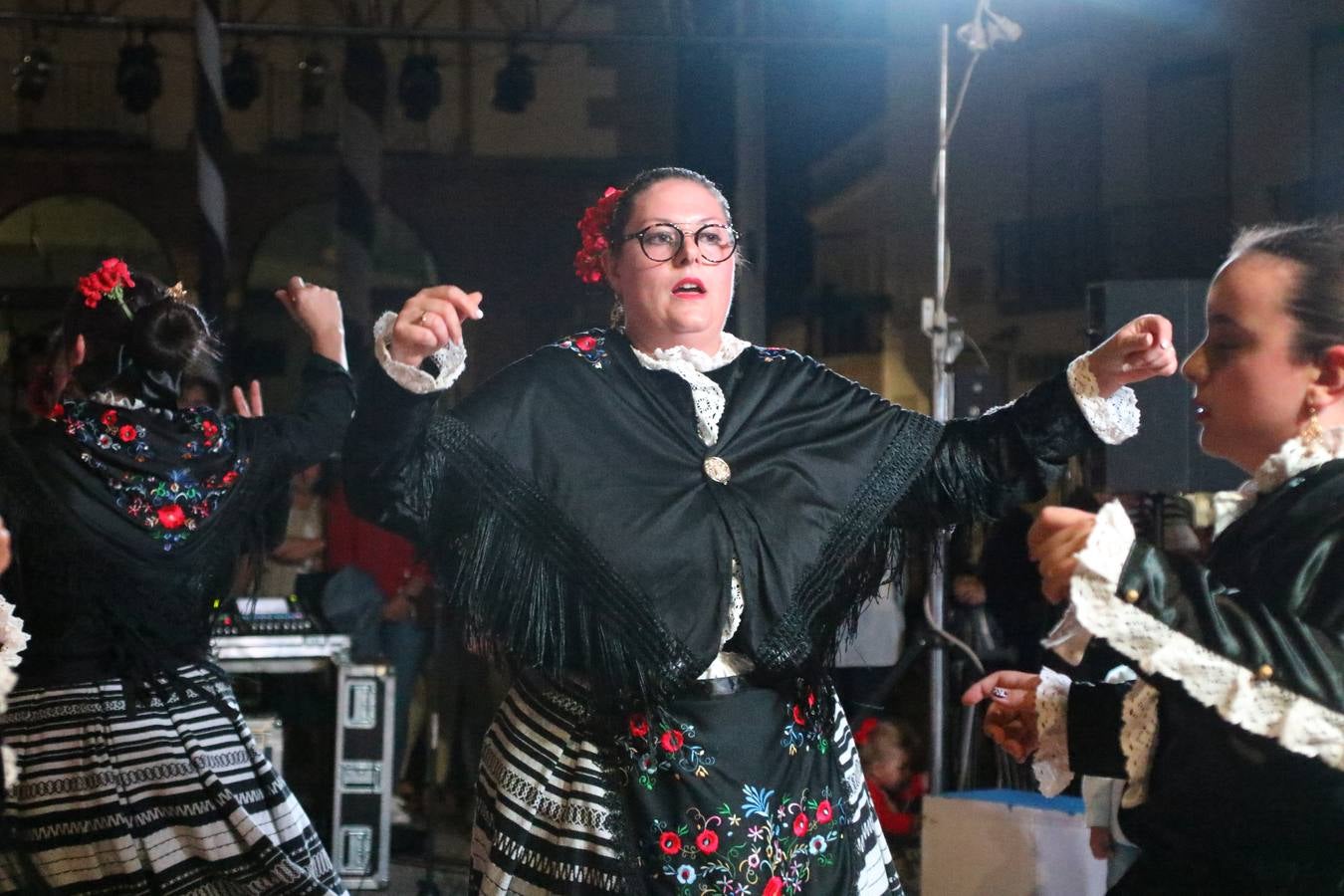 Jerez de los Caballeros celebra la tercera edición de su 'Noche en Blanco' con exposiciones, visitas turísticas, baile, cata de vinos, poesía, conciertos y talleres llenando de ocio, historia y arte diferentes rincones del municipio.