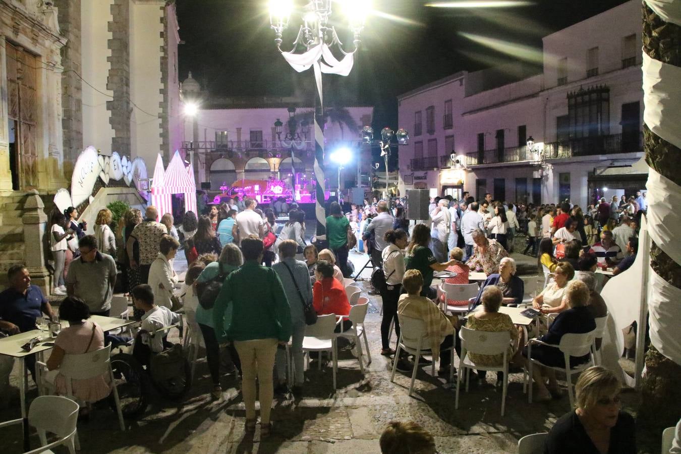 Jerez de los Caballeros celebra la tercera edición de su 'Noche en Blanco' con exposiciones, visitas turísticas, baile, cata de vinos, poesía, conciertos y talleres llenando de ocio, historia y arte diferentes rincones del municipio.