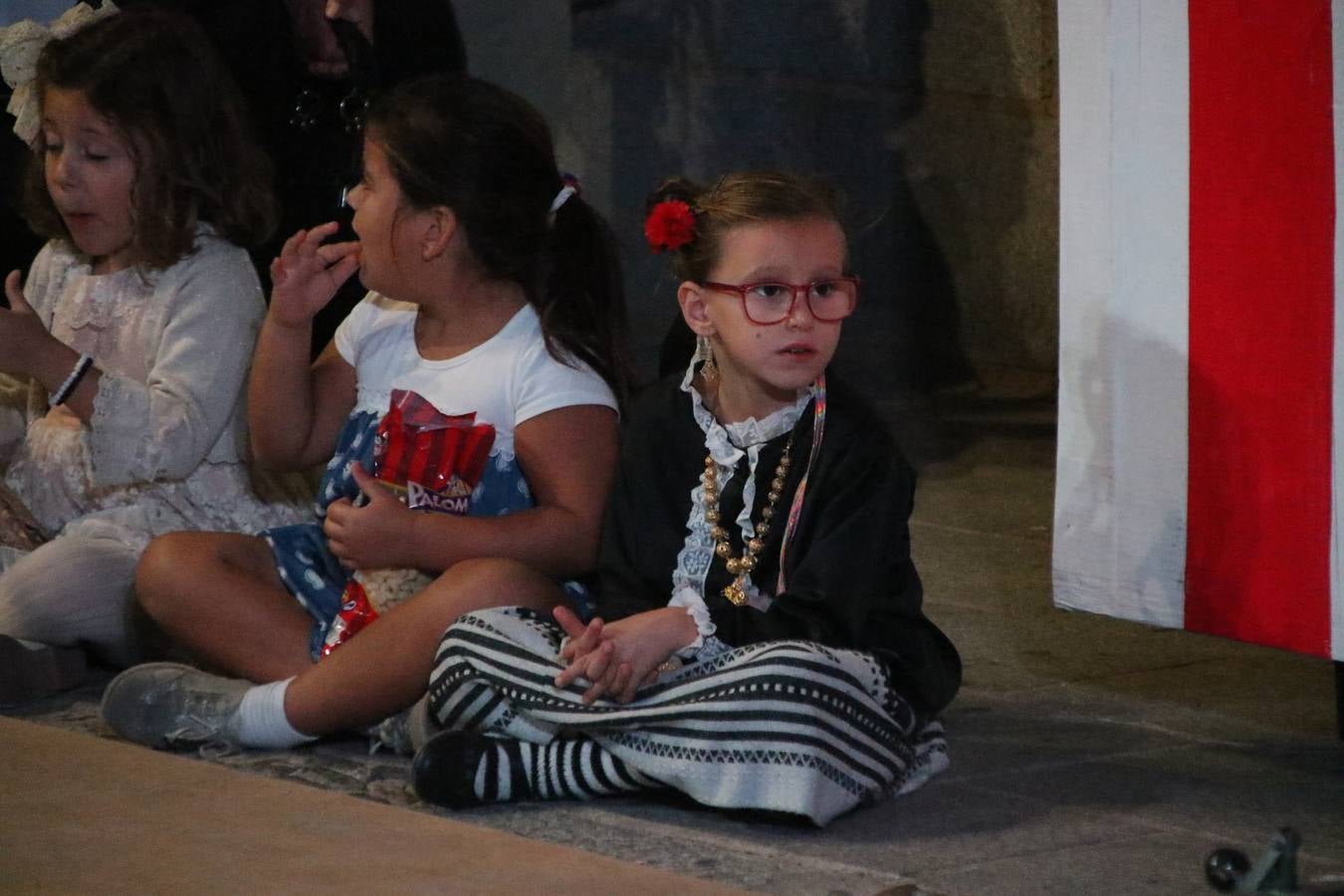 Jerez de los Caballeros celebra la tercera edición de su 'Noche en Blanco' con exposiciones, visitas turísticas, baile, cata de vinos, poesía, conciertos y talleres llenando de ocio, historia y arte diferentes rincones del municipio.