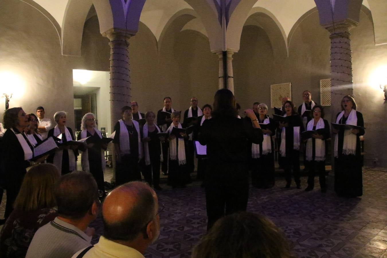 Jerez de los Caballeros celebra la tercera edición de su 'Noche en Blanco' con exposiciones, visitas turísticas, baile, cata de vinos, poesía, conciertos y talleres llenando de ocio, historia y arte diferentes rincones del municipio.