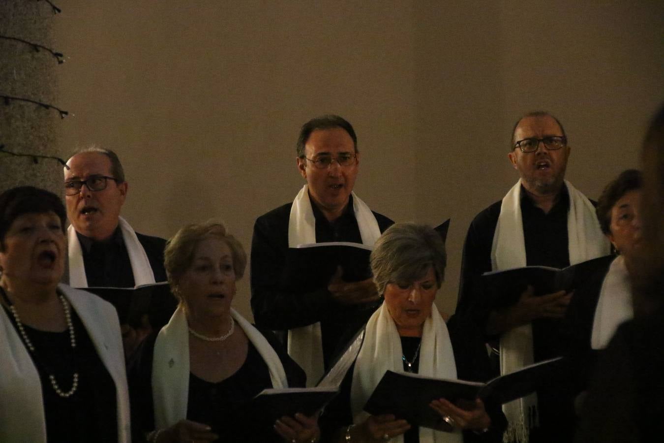 Jerez de los Caballeros celebra la tercera edición de su 'Noche en Blanco' con exposiciones, visitas turísticas, baile, cata de vinos, poesía, conciertos y talleres llenando de ocio, historia y arte diferentes rincones del municipio.