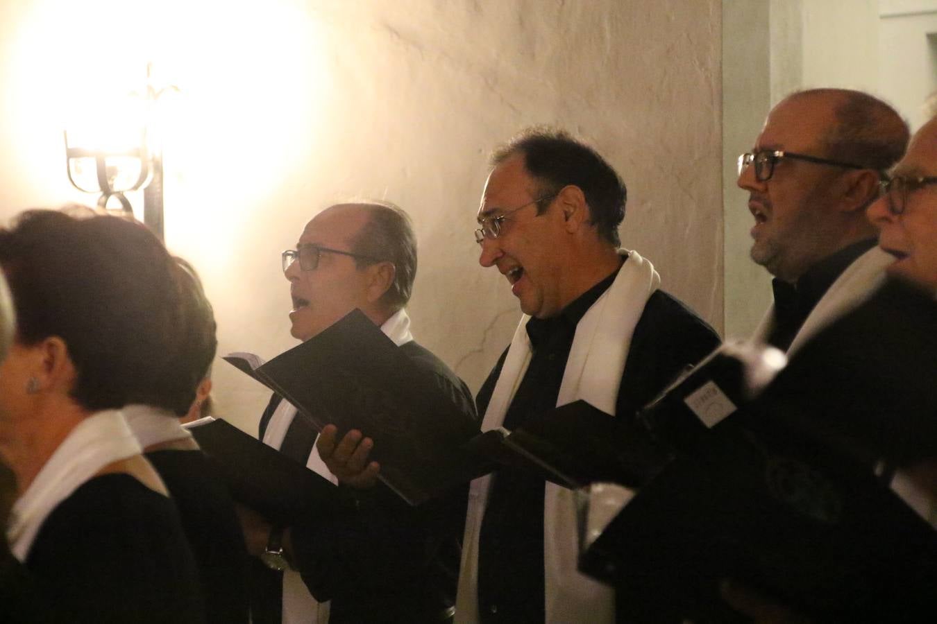 Jerez de los Caballeros celebra la tercera edición de su 'Noche en Blanco' con exposiciones, visitas turísticas, baile, cata de vinos, poesía, conciertos y talleres llenando de ocio, historia y arte diferentes rincones del municipio.