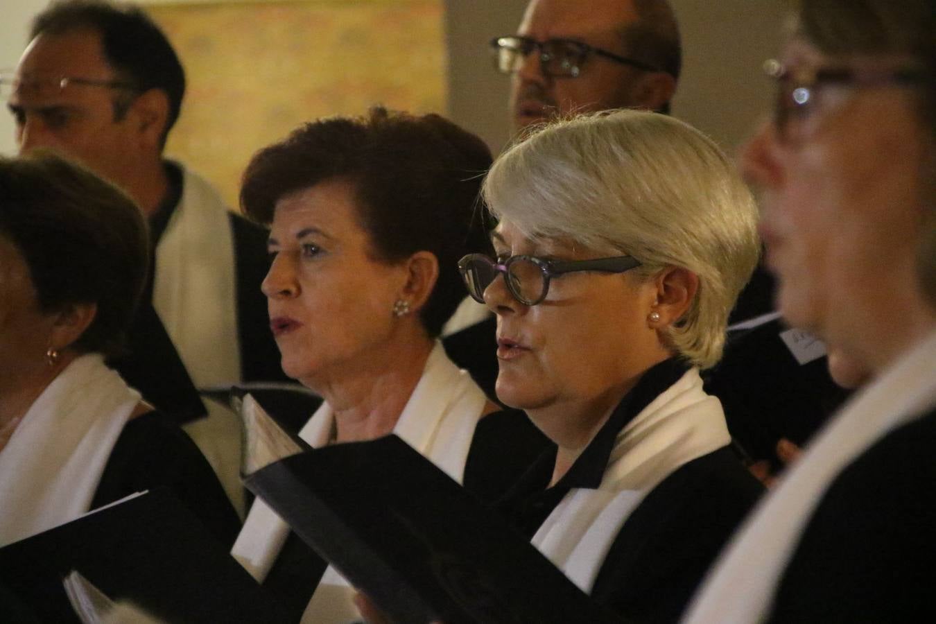 Jerez de los Caballeros celebra la tercera edición de su 'Noche en Blanco' con exposiciones, visitas turísticas, baile, cata de vinos, poesía, conciertos y talleres llenando de ocio, historia y arte diferentes rincones del municipio.