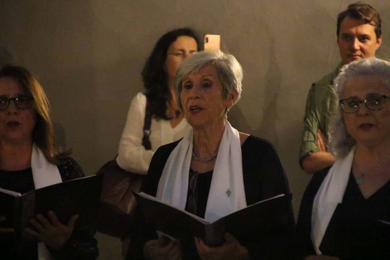 Jerez de los Caballeros celebra la tercera edición de su 'Noche en Blanco' con exposiciones, visitas turísticas, baile, cata de vinos, poesía, conciertos y talleres llenando de ocio, historia y arte diferentes rincones del municipio.