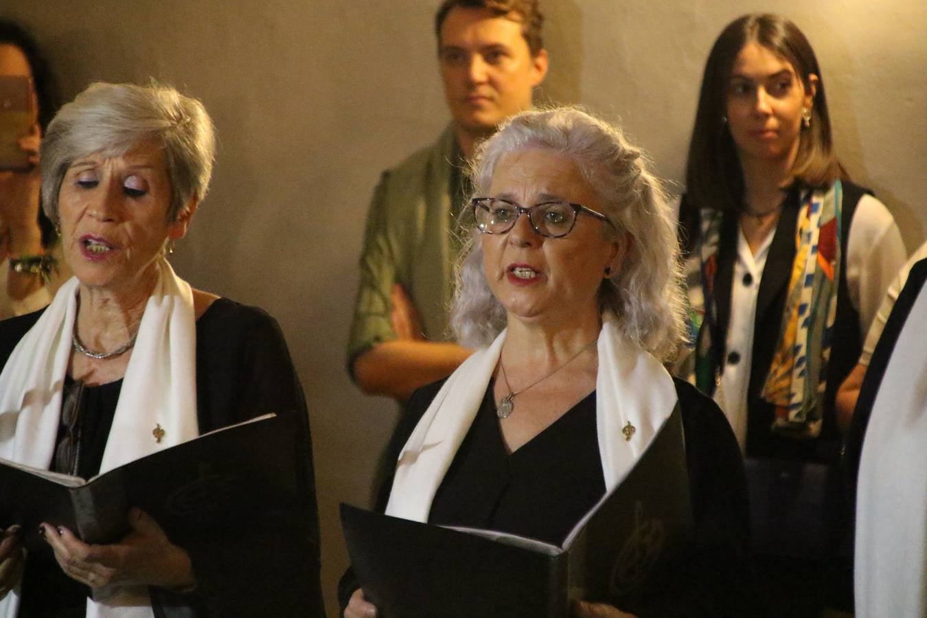 Jerez de los Caballeros celebra la tercera edición de su 'Noche en Blanco' con exposiciones, visitas turísticas, baile, cata de vinos, poesía, conciertos y talleres llenando de ocio, historia y arte diferentes rincones del municipio.