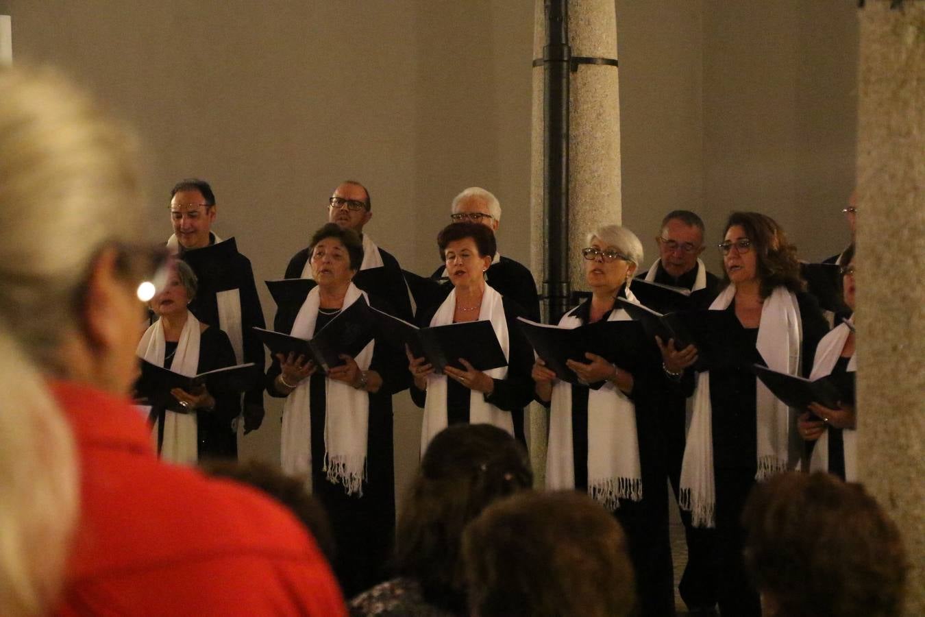 Jerez de los Caballeros celebra la tercera edición de su 'Noche en Blanco' con exposiciones, visitas turísticas, baile, cata de vinos, poesía, conciertos y talleres llenando de ocio, historia y arte diferentes rincones del municipio.
