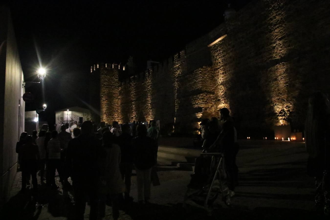 Jerez de los Caballeros celebra la tercera edición de su 'Noche en Blanco' con exposiciones, visitas turísticas, baile, cata de vinos, poesía, conciertos y talleres llenando de ocio, historia y arte diferentes rincones del municipio.