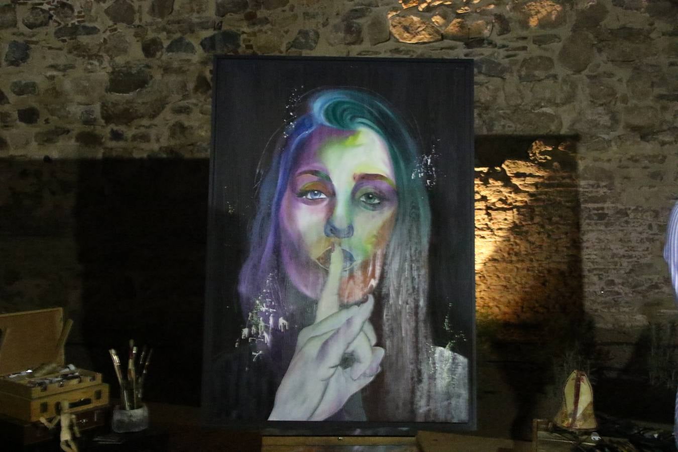 Jerez de los Caballeros celebra la tercera edición de su 'Noche en Blanco' con exposiciones, visitas turísticas, baile, cata de vinos, poesía, conciertos y talleres llenando de ocio, historia y arte diferentes rincones del municipio.