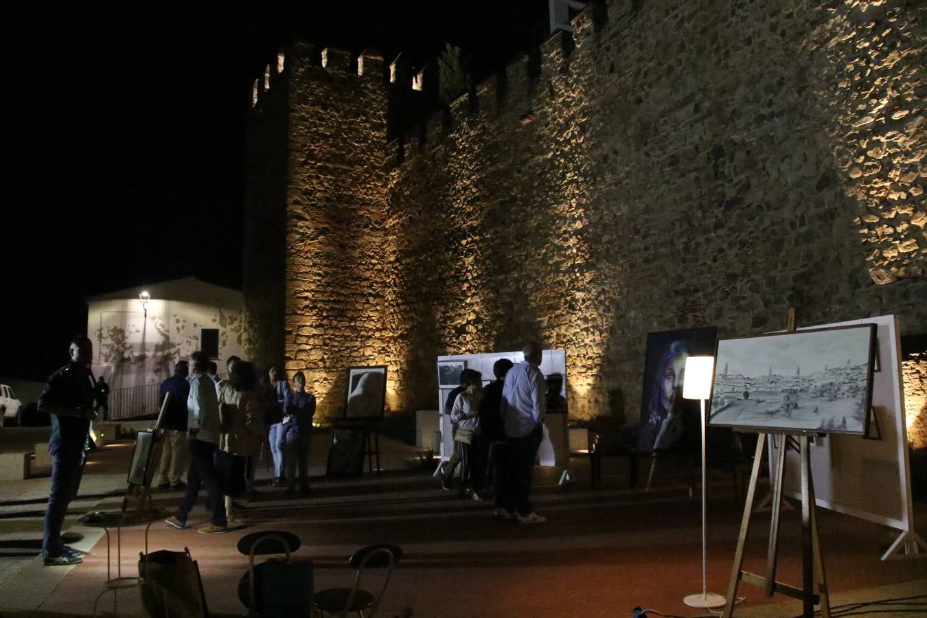 Jerez de los Caballeros celebra la tercera edición de su 'Noche en Blanco' con exposiciones, visitas turísticas, baile, cata de vinos, poesía, conciertos y talleres llenando de ocio, historia y arte diferentes rincones del municipio.