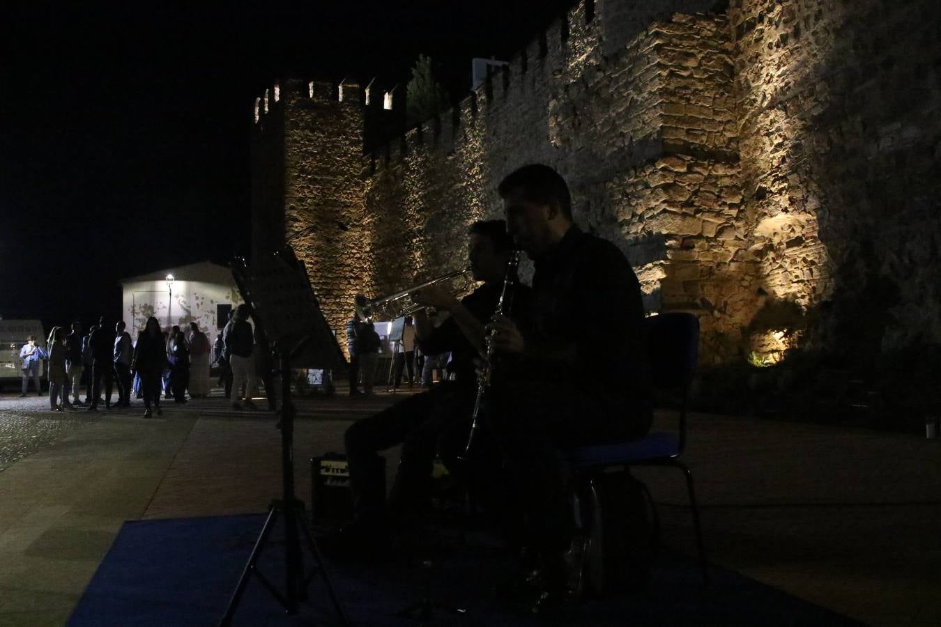 Jerez de los Caballeros celebra la tercera edición de su 'Noche en Blanco' con exposiciones, visitas turísticas, baile, cata de vinos, poesía, conciertos y talleres llenando de ocio, historia y arte diferentes rincones del municipio.