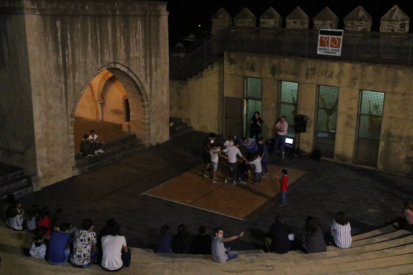 Jerez de los Caballeros celebra la tercera edición de su 'Noche en Blanco' con exposiciones, visitas turísticas, baile, cata de vinos, poesía, conciertos y talleres llenando de ocio, historia y arte diferentes rincones del municipio.