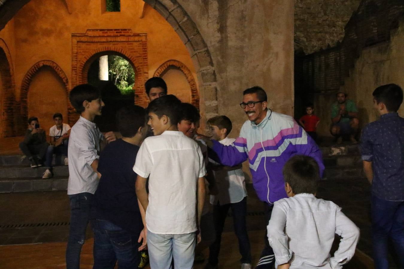 Jerez de los Caballeros celebra la tercera edición de su 'Noche en Blanco' con exposiciones, visitas turísticas, baile, cata de vinos, poesía, conciertos y talleres llenando de ocio, historia y arte diferentes rincones del municipio.