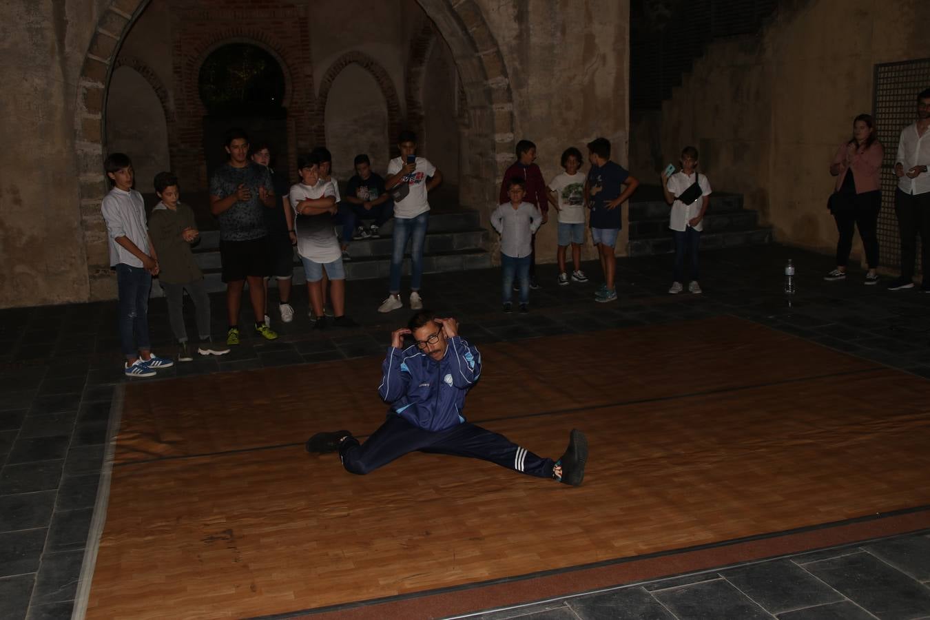 Jerez de los Caballeros celebra la tercera edición de su 'Noche en Blanco' con exposiciones, visitas turísticas, baile, cata de vinos, poesía, conciertos y talleres llenando de ocio, historia y arte diferentes rincones del municipio.