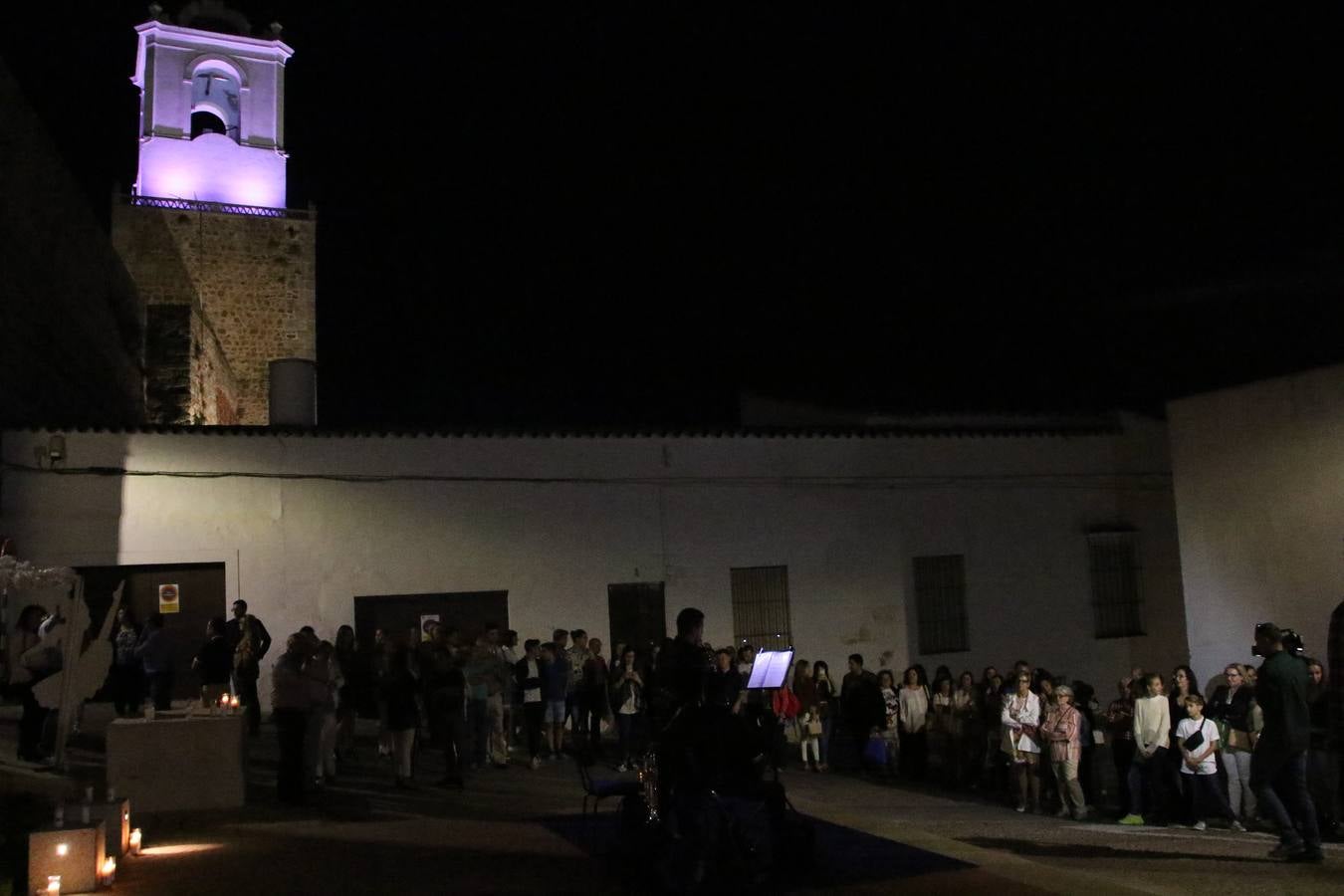 Jerez de los Caballeros celebra la tercera edición de su 'Noche en Blanco' con exposiciones, visitas turísticas, baile, cata de vinos, poesía, conciertos y talleres llenando de ocio, historia y arte diferentes rincones del municipio.