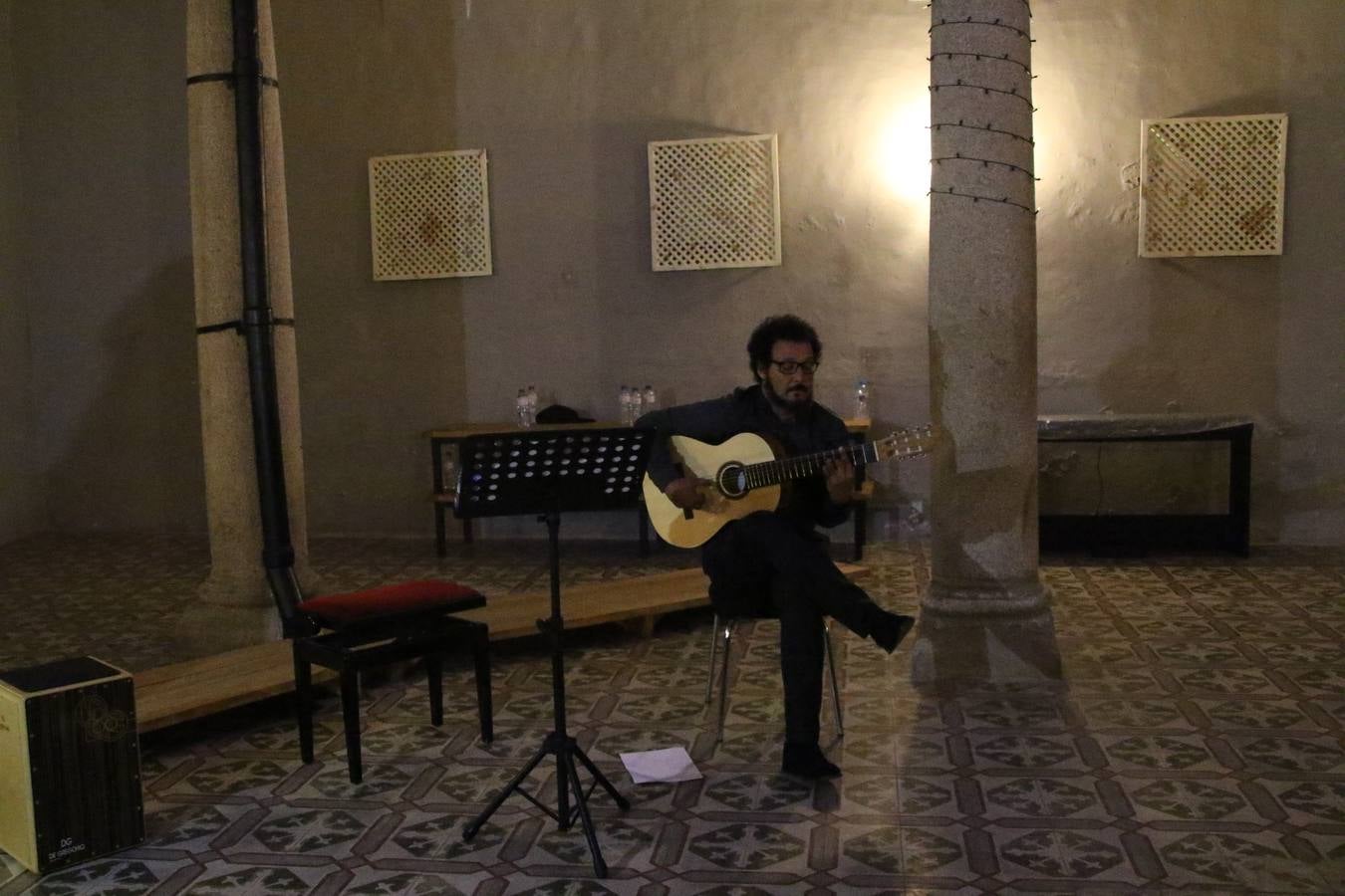 Jerez de los Caballeros celebra la tercera edición de su 'Noche en Blanco' con exposiciones, visitas turísticas, baile, cata de vinos, poesía, conciertos y talleres llenando de ocio, historia y arte diferentes rincones del municipio.