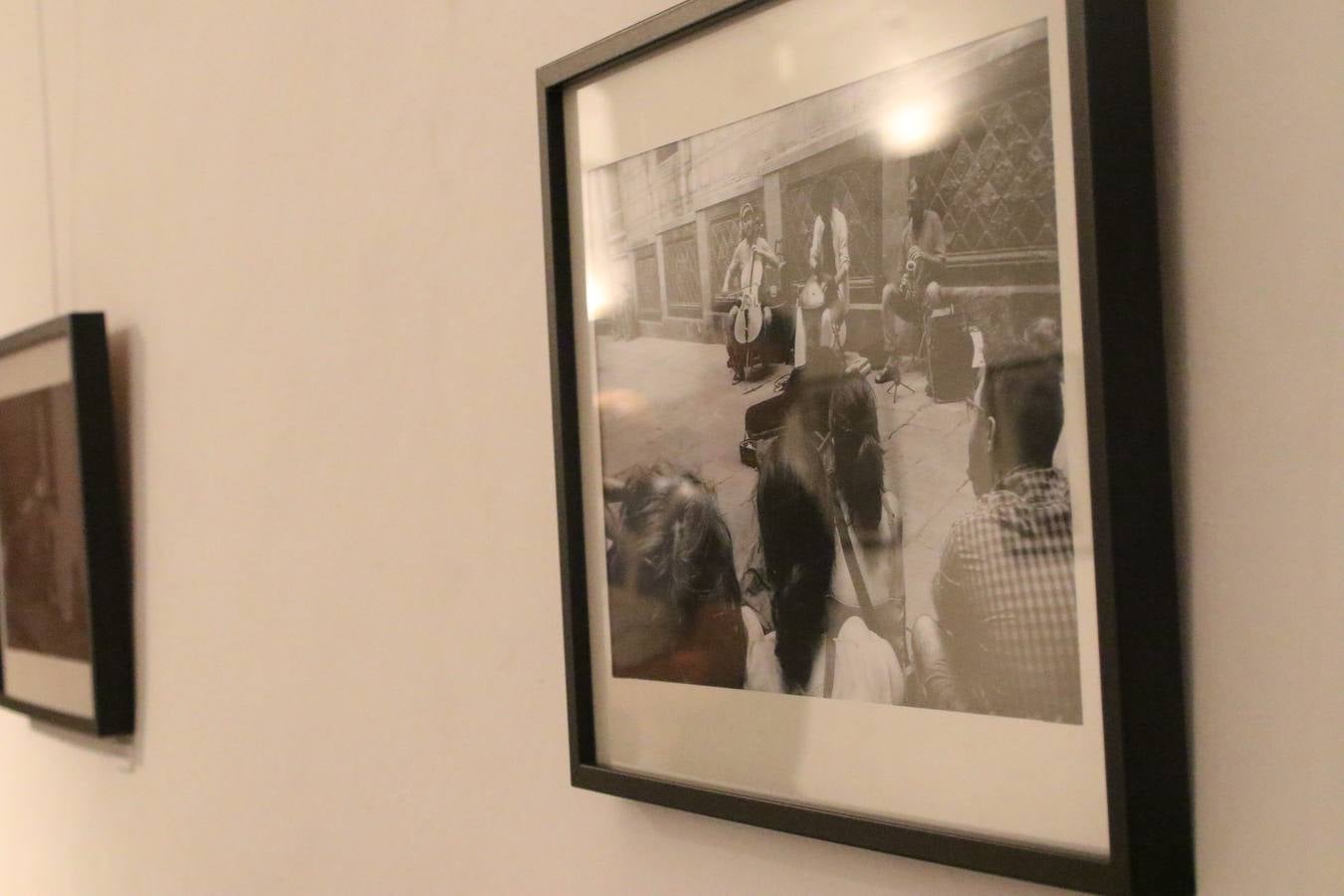 Jerez de los Caballeros celebra la tercera edición de su 'Noche en Blanco' con exposiciones, visitas turísticas, baile, cata de vinos, poesía, conciertos y talleres llenando de ocio, historia y arte diferentes rincones del municipio.