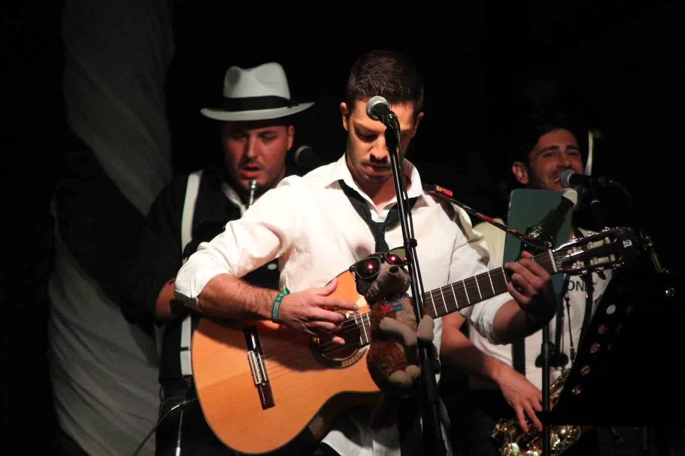 Jerez de los Caballeros celebra la tercera edición de su 'Noche en Blanco' con exposiciones, visitas turísticas, baile, cata de vinos, poesía, conciertos y talleres llenando de ocio, historia y arte diferentes rincones del municipio.