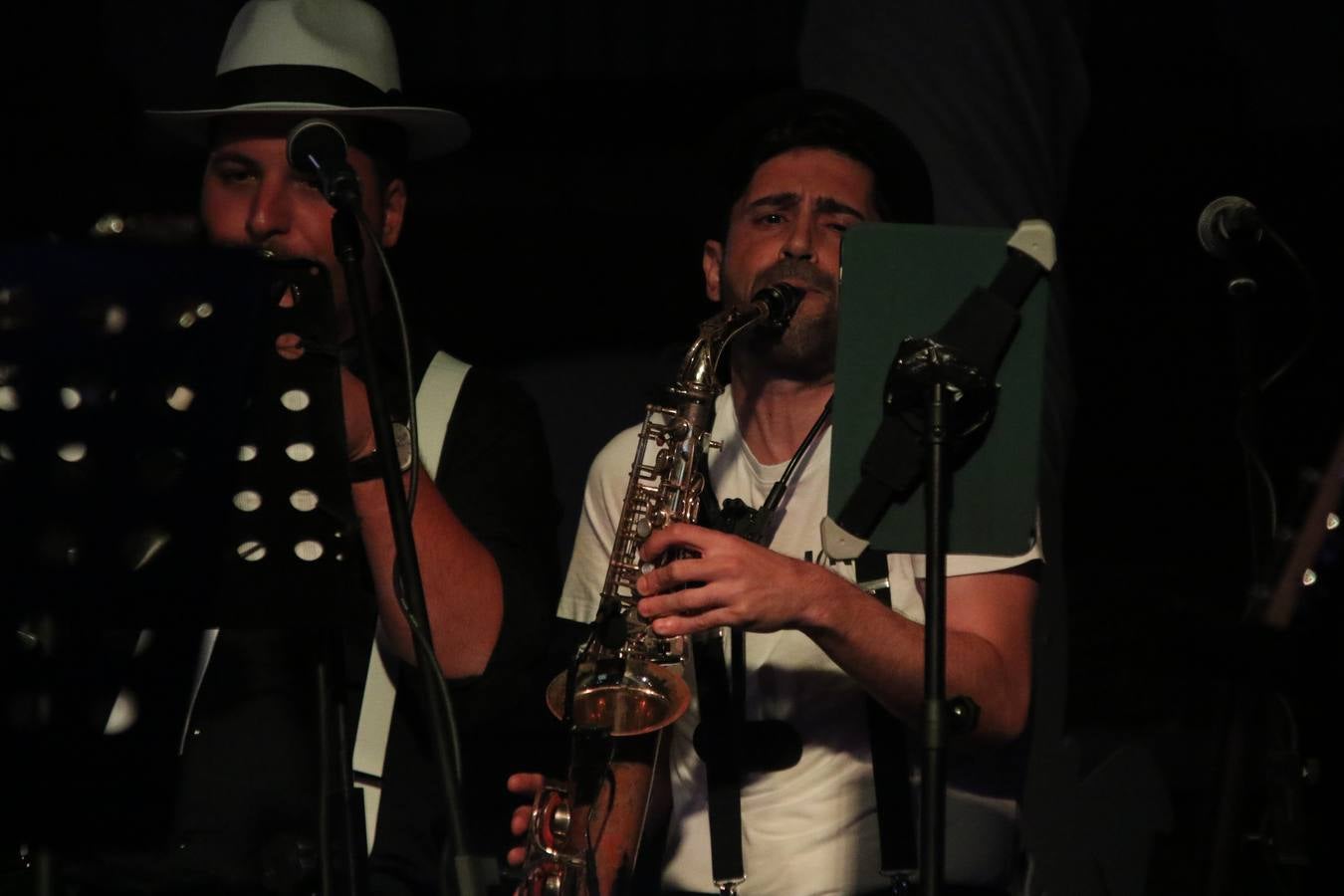 Jerez de los Caballeros celebra la tercera edición de su 'Noche en Blanco' con exposiciones, visitas turísticas, baile, cata de vinos, poesía, conciertos y talleres llenando de ocio, historia y arte diferentes rincones del municipio.