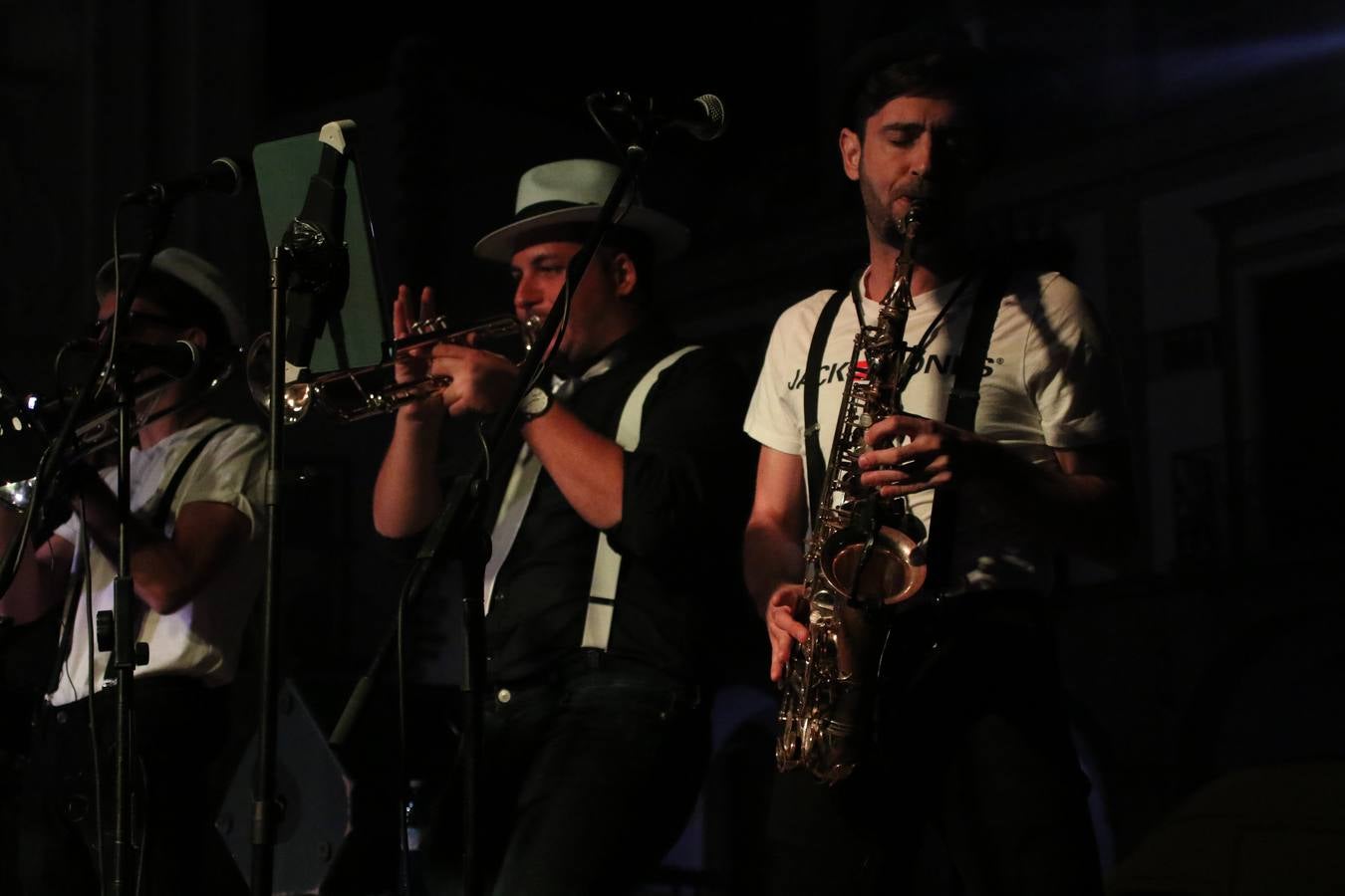 Jerez de los Caballeros celebra la tercera edición de su 'Noche en Blanco' con exposiciones, visitas turísticas, baile, cata de vinos, poesía, conciertos y talleres llenando de ocio, historia y arte diferentes rincones del municipio.