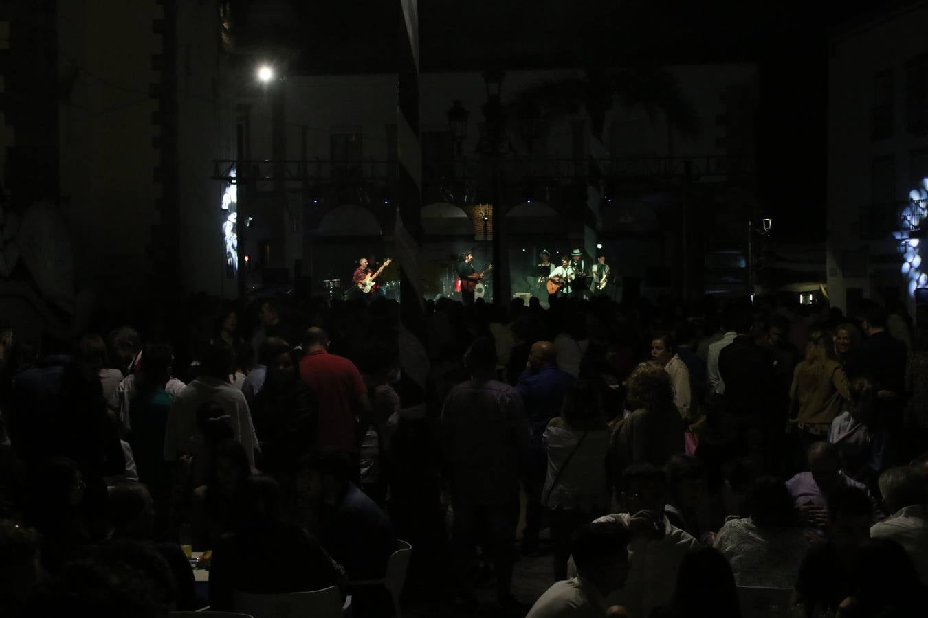 Jerez de los Caballeros celebra la tercera edición de su 'Noche en Blanco' con exposiciones, visitas turísticas, baile, cata de vinos, poesía, conciertos y talleres llenando de ocio, historia y arte diferentes rincones del municipio.