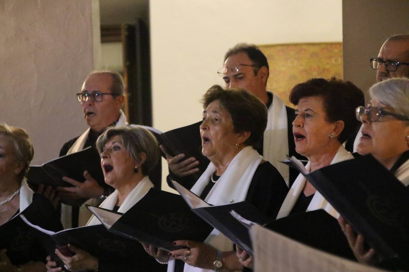 Jerez de los Caballeros celebra la tercera edición de su 'Noche en Blanco' con exposiciones, visitas turísticas, baile, cata de vinos, poesía, conciertos y talleres llenando de ocio, historia y arte diferentes rincones del municipio.