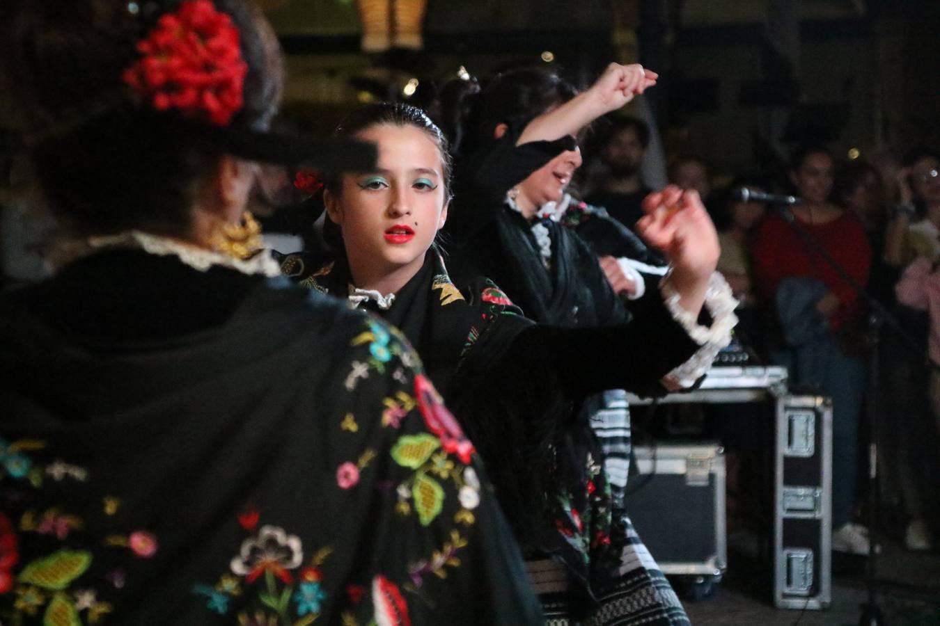 Jerez de los Caballeros celebra la tercera edición de su 'Noche en Blanco' con exposiciones, visitas turísticas, baile, cata de vinos, poesía, conciertos y talleres llenando de ocio, historia y arte diferentes rincones del municipio.