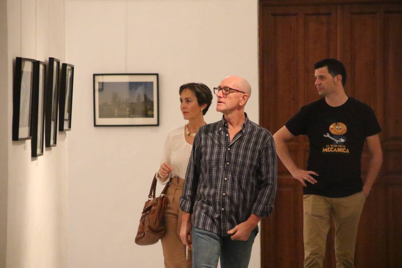 Jerez de los Caballeros celebra la tercera edición de su 'Noche en Blanco' con exposiciones, visitas turísticas, baile, cata de vinos, poesía, conciertos y talleres llenando de ocio, historia y arte diferentes rincones del municipio.