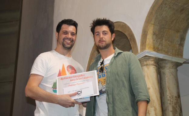 Francisco Jesús Pérez Rodríguez, recogiendo el primer premio de manos del presidente de ASFOJE, Javier Venegas.