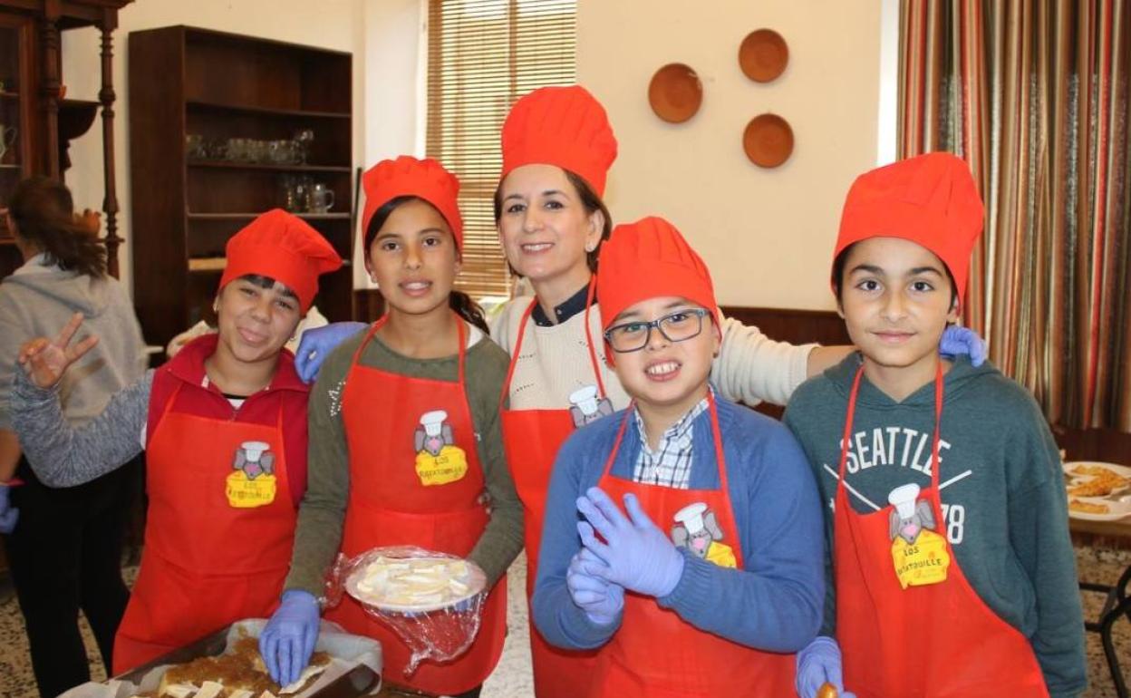 Niños y padres participan en esta actividad solidaria. 