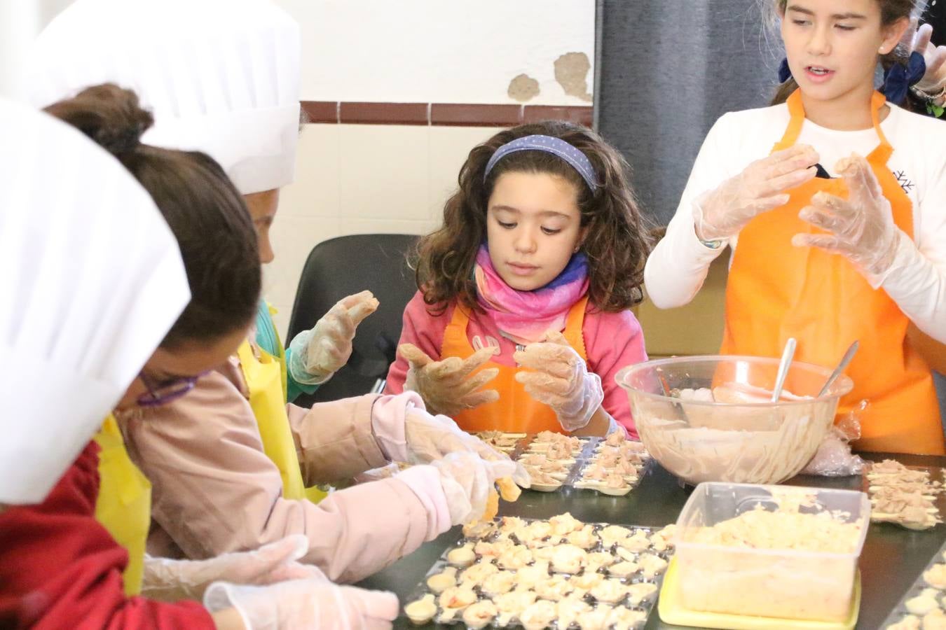 Fotos: Cáritas Parroquial celebra la tercera edición de su 'Tapa Solidaria'