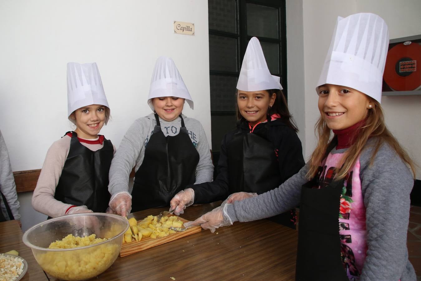 Fotos: Cáritas Parroquial celebra la tercera edición de su 'Tapa Solidaria'