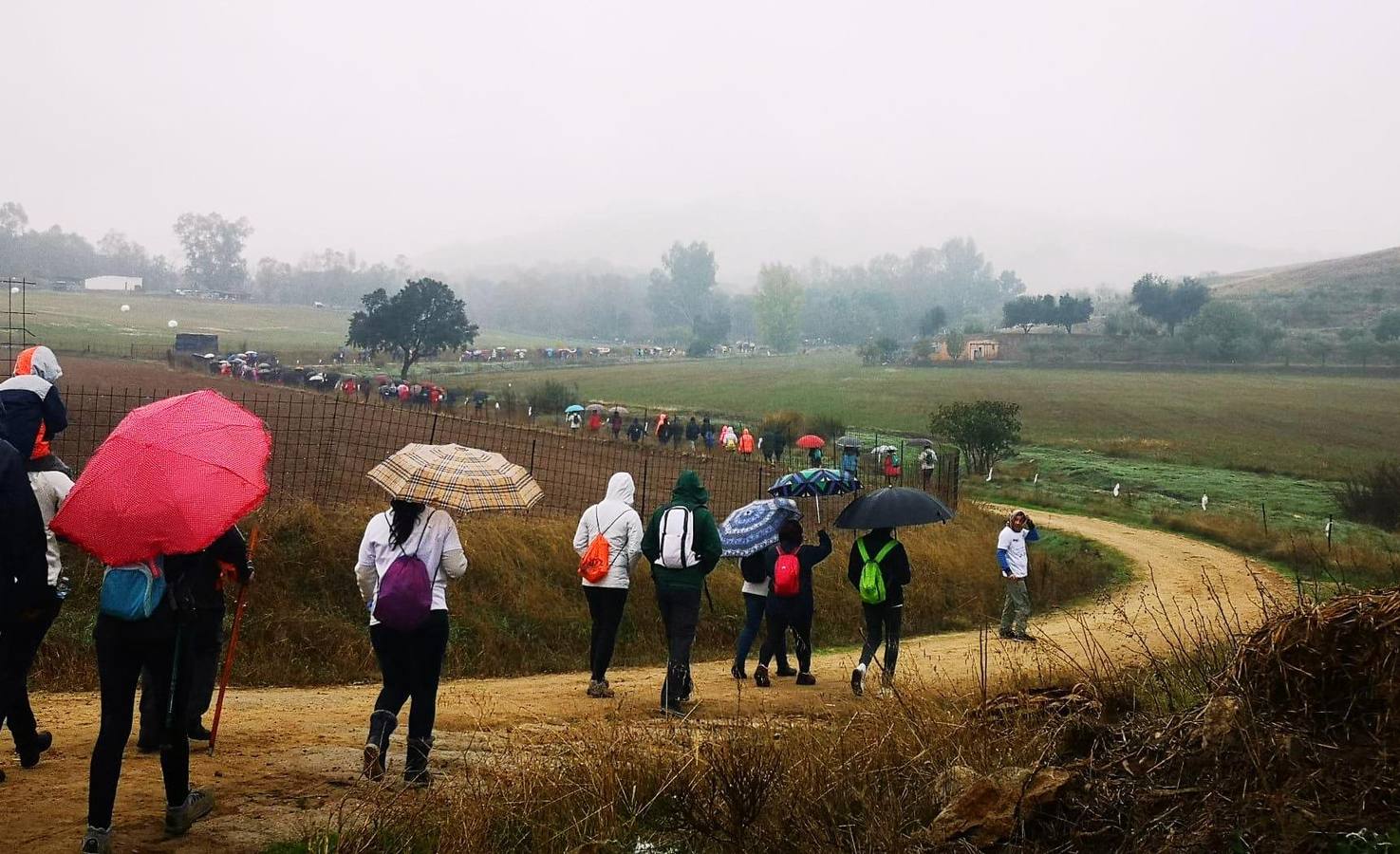Participantes en en inicio de la Marcha por el bello entorno de La Bazana.