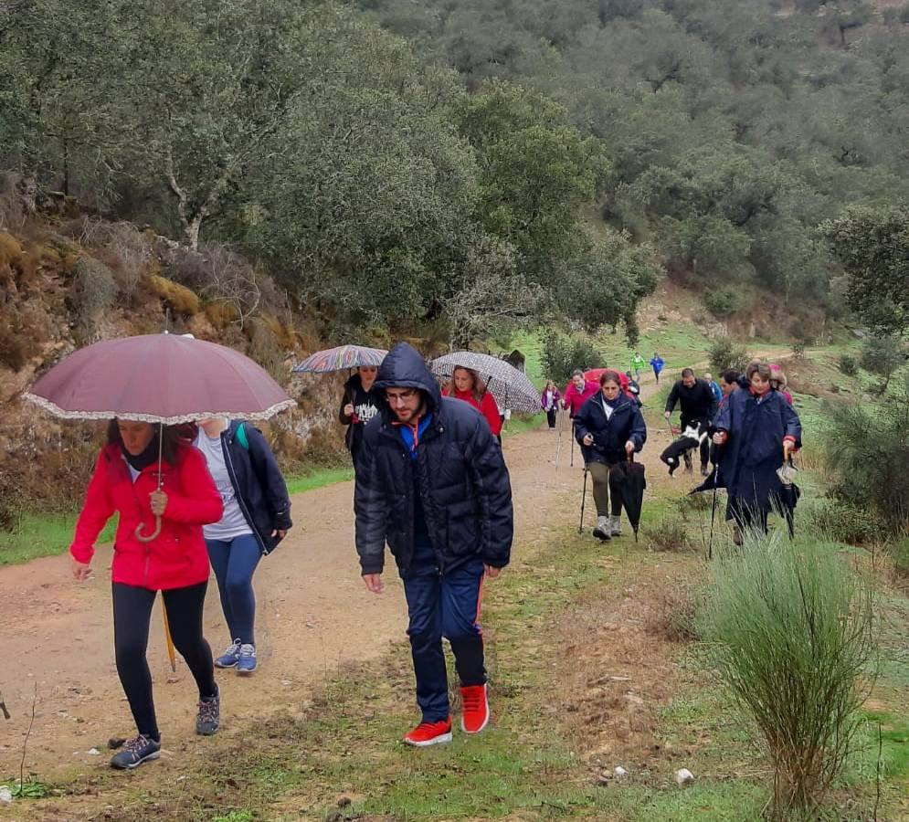 Participantes en en inicio de la Marcha por el bello entorno de La Bazana.
