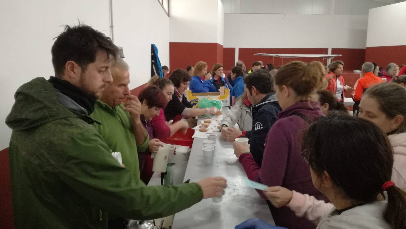 Participantes en en inicio de la Marcha por el bello entorno de La Bazana.