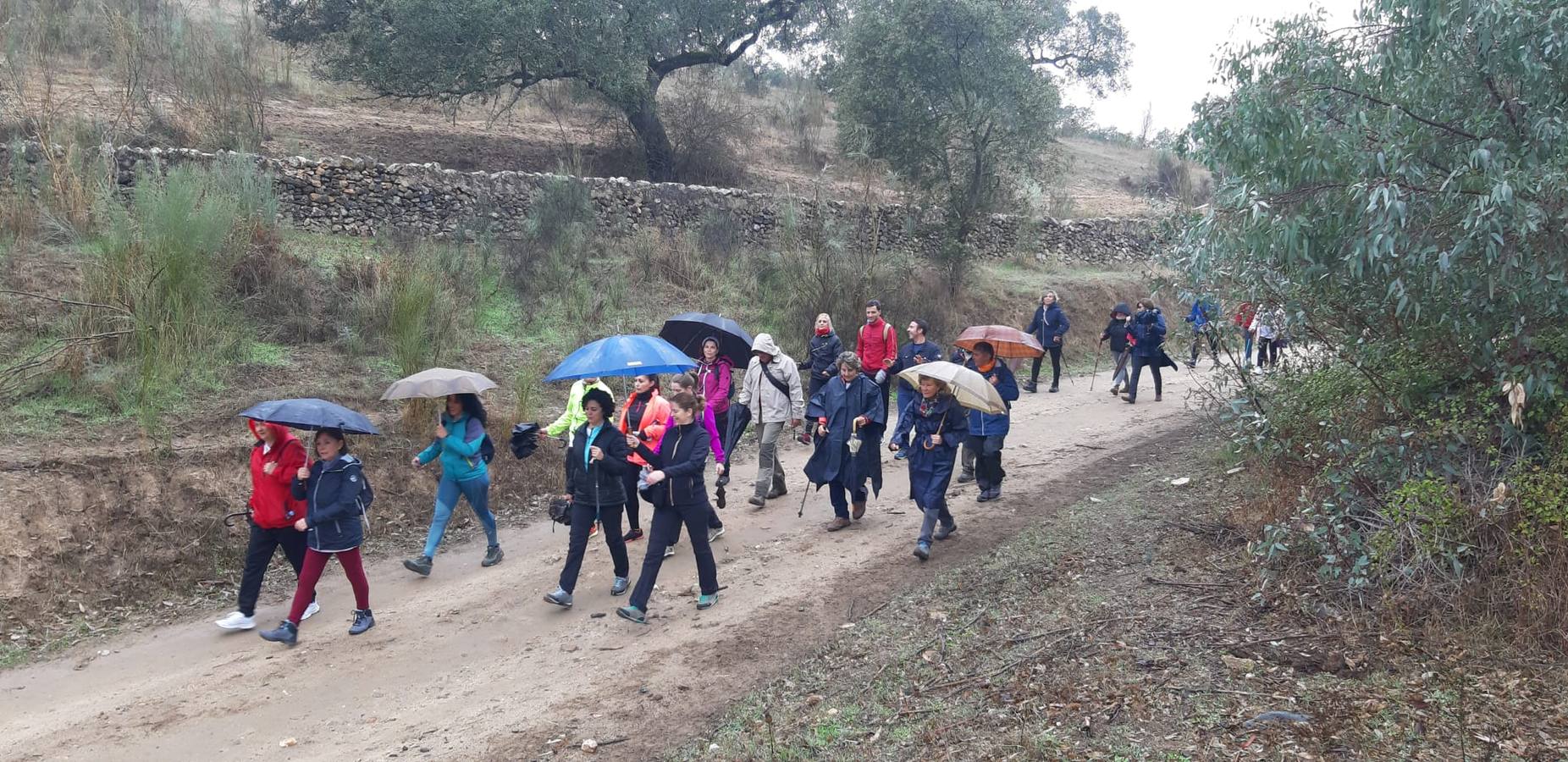 Participantes en en inicio de la Marcha por el bello entorno de La Bazana.