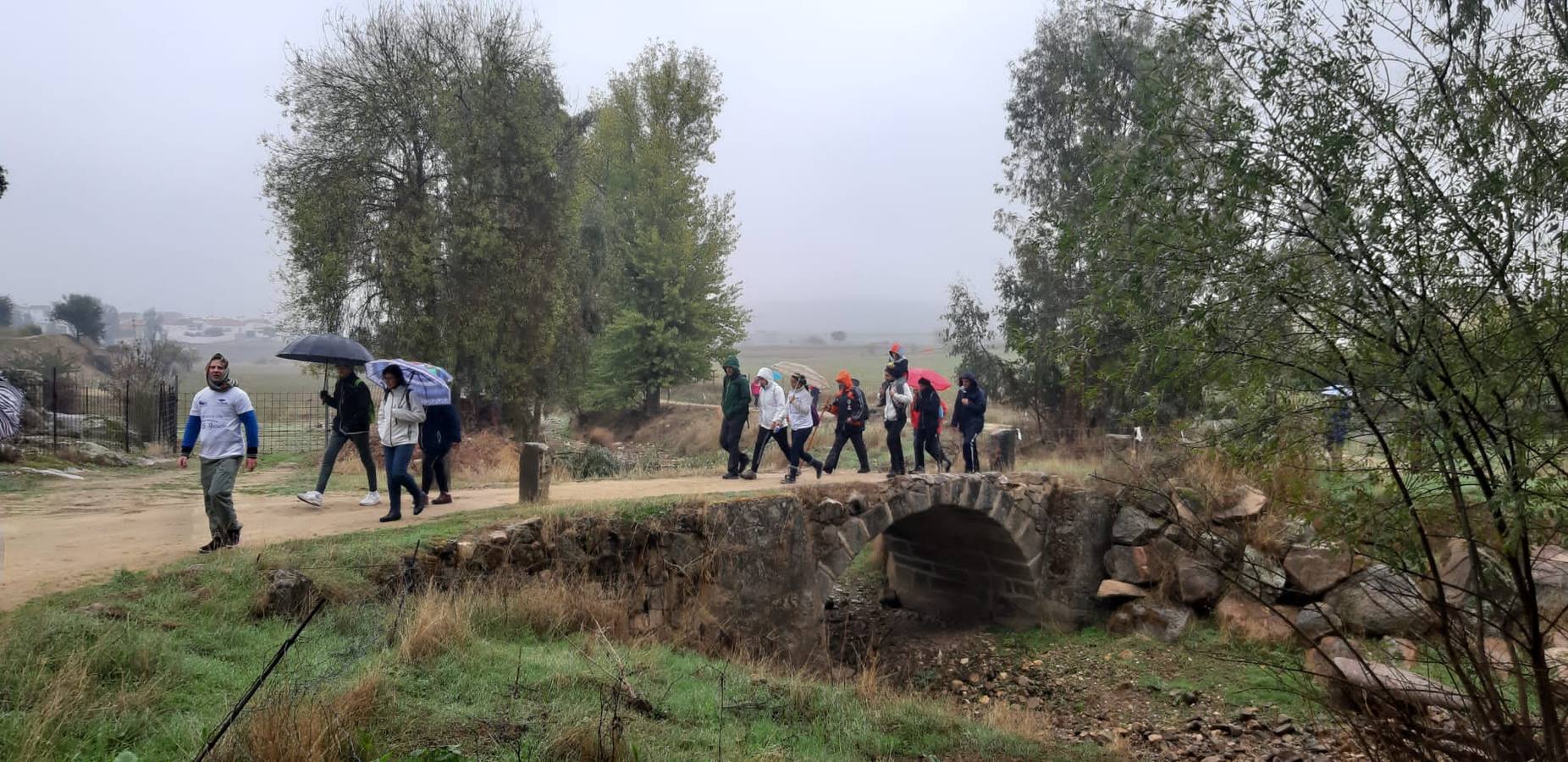 Participantes en en inicio de la Marcha por el bello entorno de La Bazana.