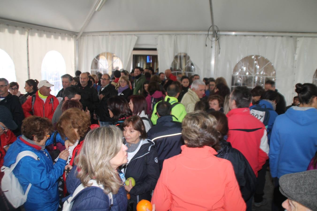Participantes en en inicio de la Marcha por el bello entorno de La Bazana.