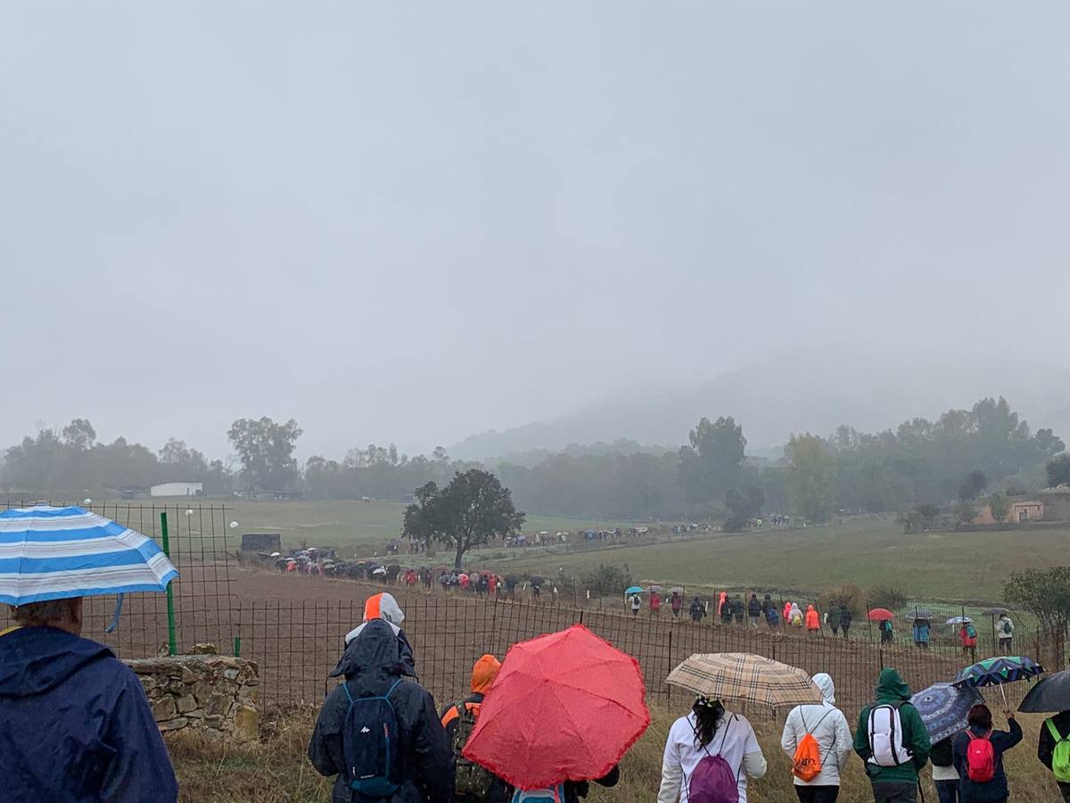 Participantes en en inicio de la Marcha por el bello entorno de La Bazana.