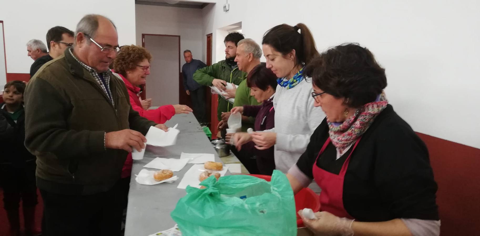 Participantes en en inicio de la Marcha por el bello entorno de La Bazana.