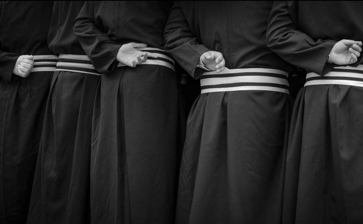Costaleros unidos hombro con hombro en la Semana Santa de Jerez de los Caballeros.