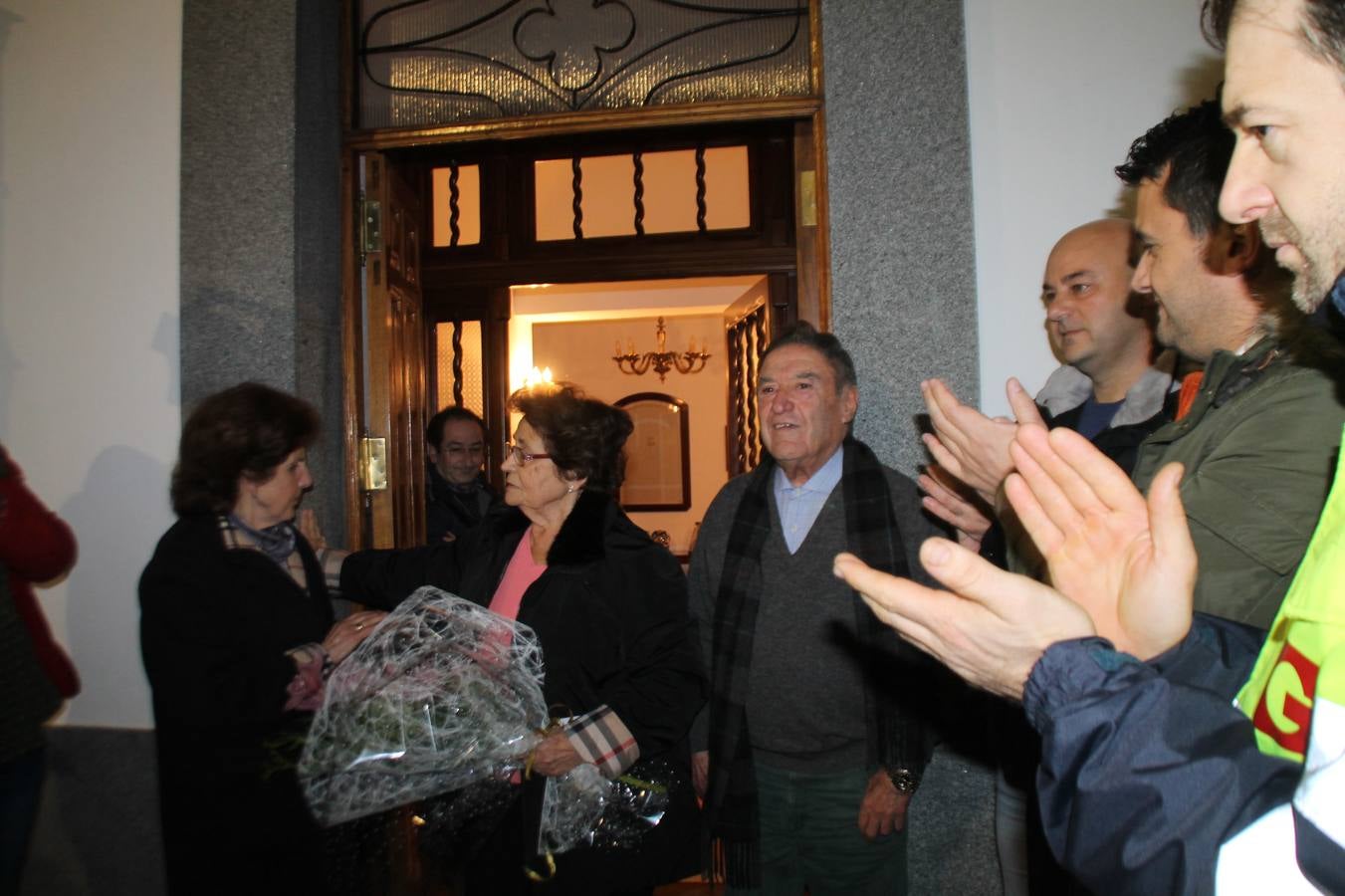 Alfonso Gallardo recibiendo el aplauso de sus trabajadores a las puertas de su casa.