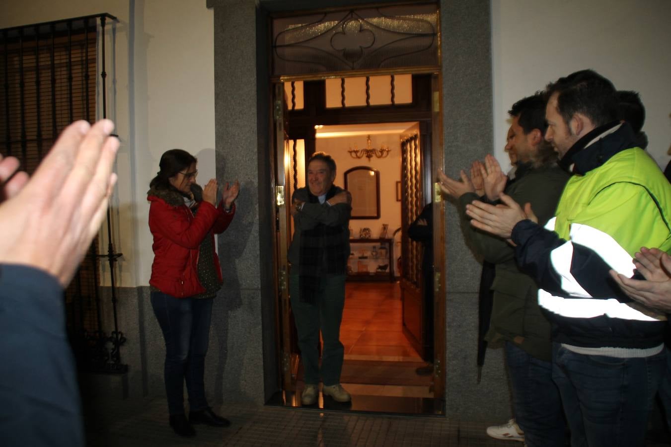 Alfonso Gallardo recibiendo el aplauso de sus trabajadores a las puertas de su casa.